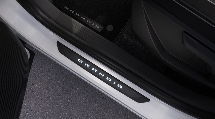 Nový Mitsubishi Grandis: Podsvietené prahové lišty