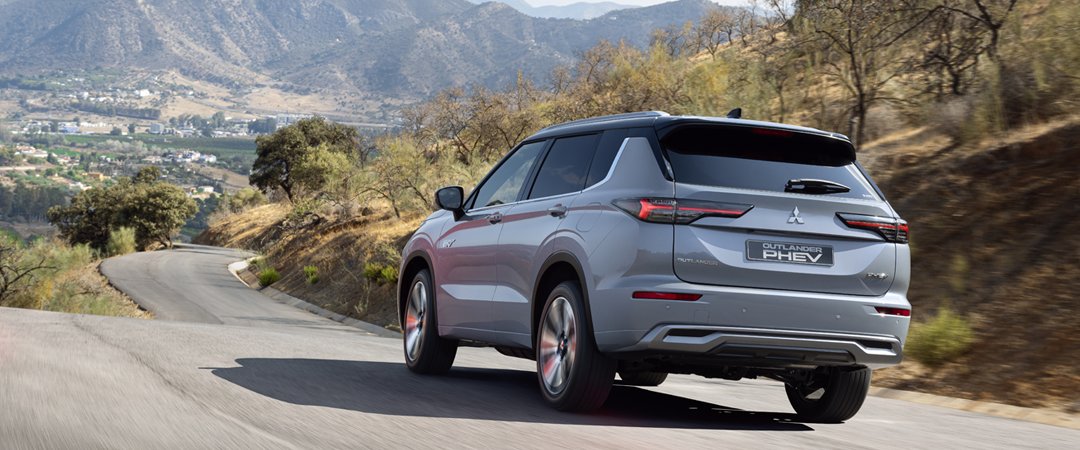 Nové Mitsubishi OUTLANDER PHEV 4X4 - istota za volantom