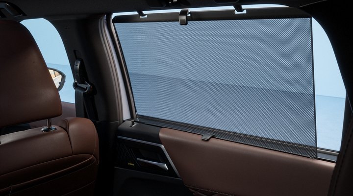 Nové Mitsubishi OUTLANDER PHEV - slnečné clony pre zadné dvere