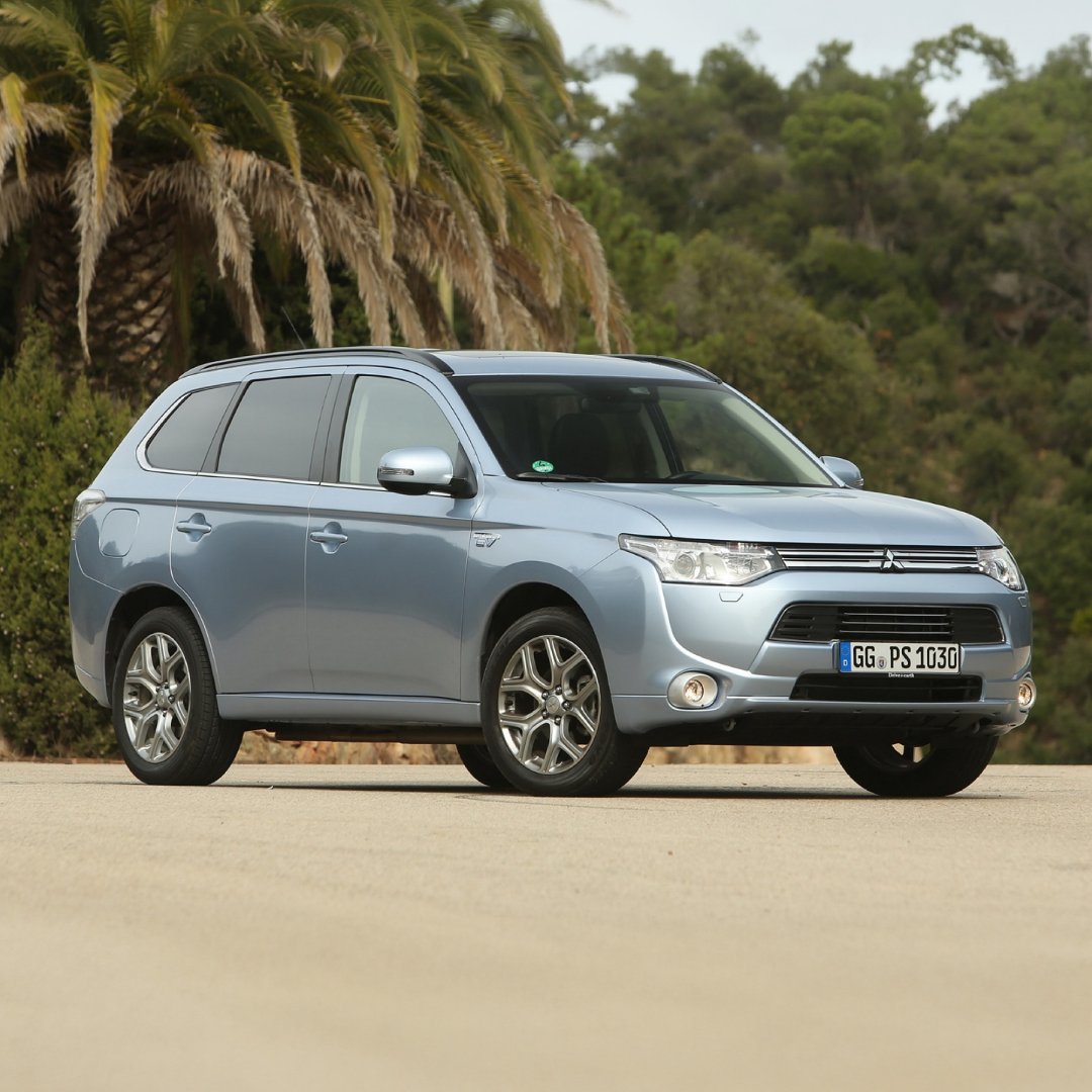 Mitsubishi Outlander PHEV 25 rokov - 2013
